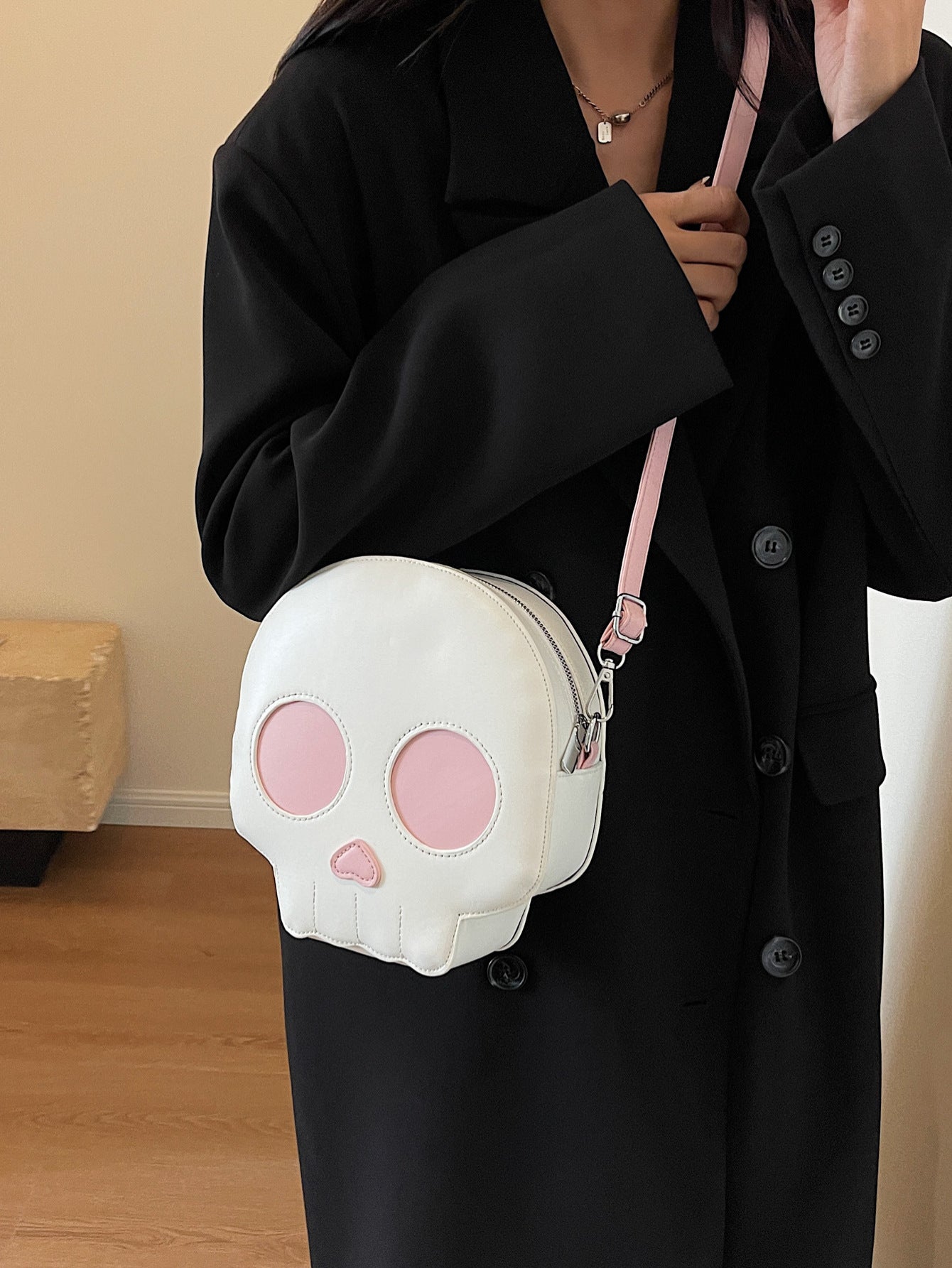 Skull Small Round Versatile Halloween Internet Celebrity Shoulder Messenger Bag - hand