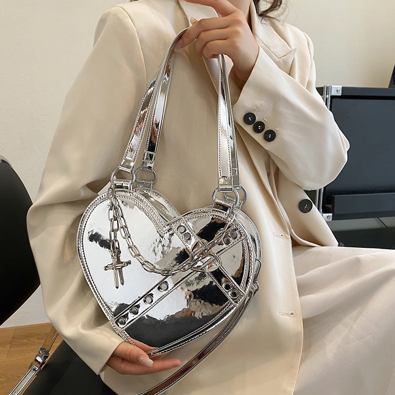 Chain Heart-shaped Bags Large Capacity Love Shoulder Bag For Women Valentine’s Day - Silver hand